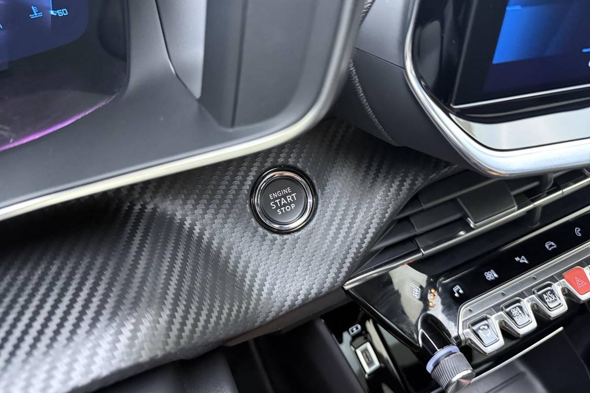 Peugeot 208 Peugeot 208 1.2 PureTech GT | Afneembare Trekhaak | Achteruitrijcamera | Panoramadak | Cruise control | Airco | Stoelverwarming | Climate control | Interieurverlichting | Stuurbediening | Sportstuurwiel |