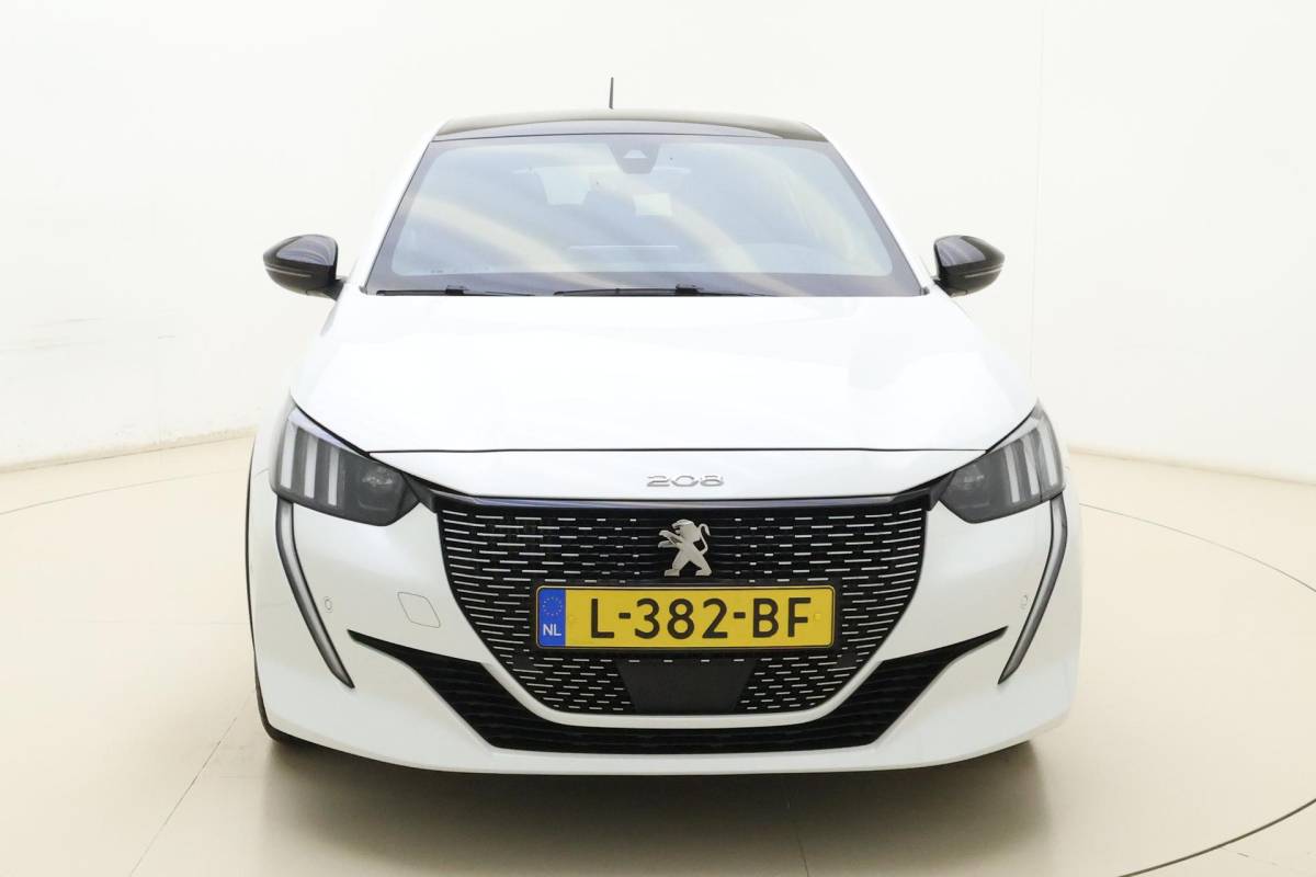 Peugeot 208 Peugeot 208 1.2 PureTech GT | Afneembare Trekhaak | Achteruitrijcamera | Panoramadak | Cruise control | Airco | Stoelverwarming | Climate control | Interieurverlichting | Stuurbediening | Sportstuurwiel |