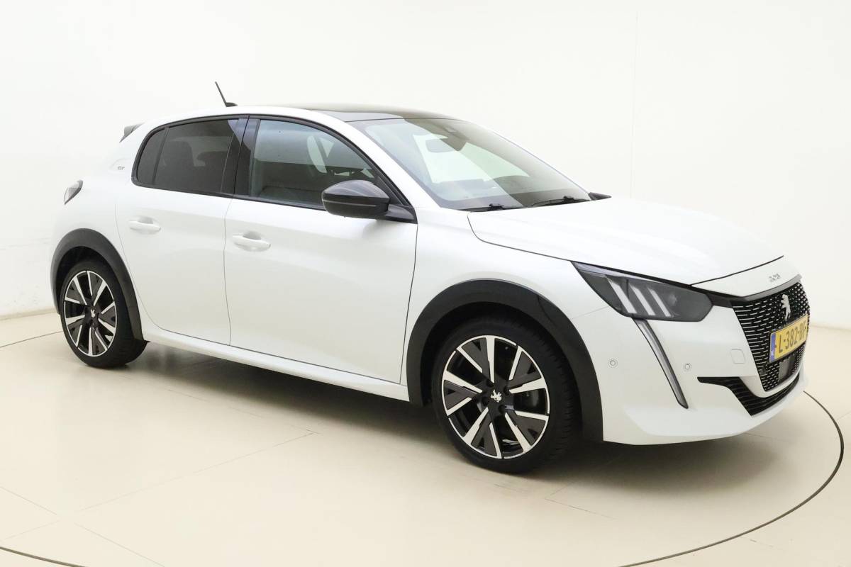 Peugeot 208 Peugeot 208 1.2 PureTech GT | Afneembare Trekhaak | Achteruitrijcamera | Panoramadak | Cruise control | Airco | Stoelverwarming | Climate control | Interieurverlichting | Stuurbediening | Sportstuurwiel |