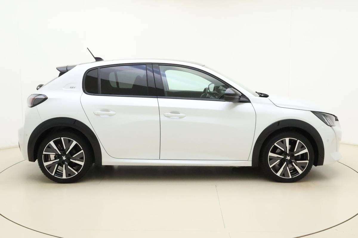 Peugeot 208 Peugeot 208 1.2 PureTech GT | Afneembare Trekhaak | Achteruitrijcamera | Panoramadak | Cruise control | Airco | Stoelverwarming | Climate control | Interieurverlichting | Stuurbediening | Sportstuurwiel |