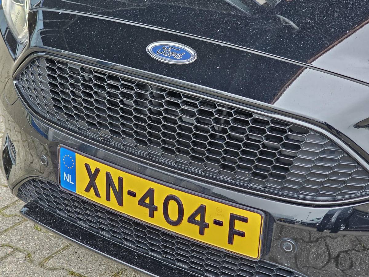 Ford Focus Ford Focus Wagon 1.5 ST Line 182 pk |  | Bi-xenon | Camera | Stuur- en stoelverwarming | 18” velgen | Zéér netjes!