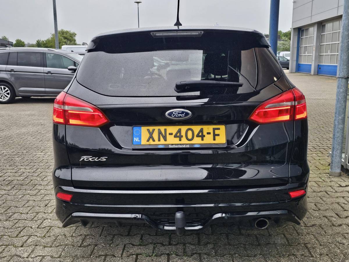 Ford Focus Ford Focus Wagon 1.5 ST Line 182 pk |  | Bi-xenon | Camera | Stuur- en stoelverwarming | 18” velgen | Zéér netjes!