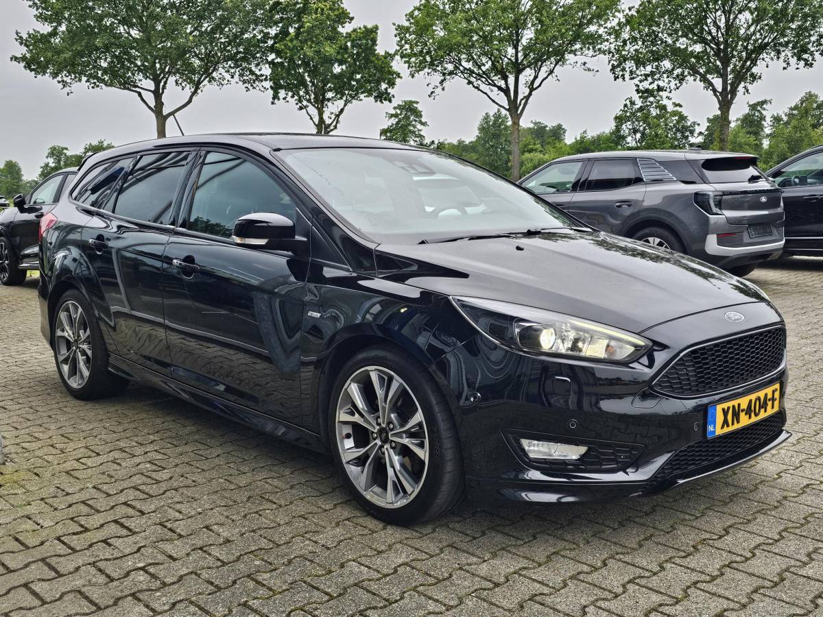 Ford Focus Ford Focus Wagon 1.5 Titanium 182 pk | 2de eigenaar | Bi-xenon | Camera | Stuur- en stoelverwarming | 18” velgen | Zéér netjes!