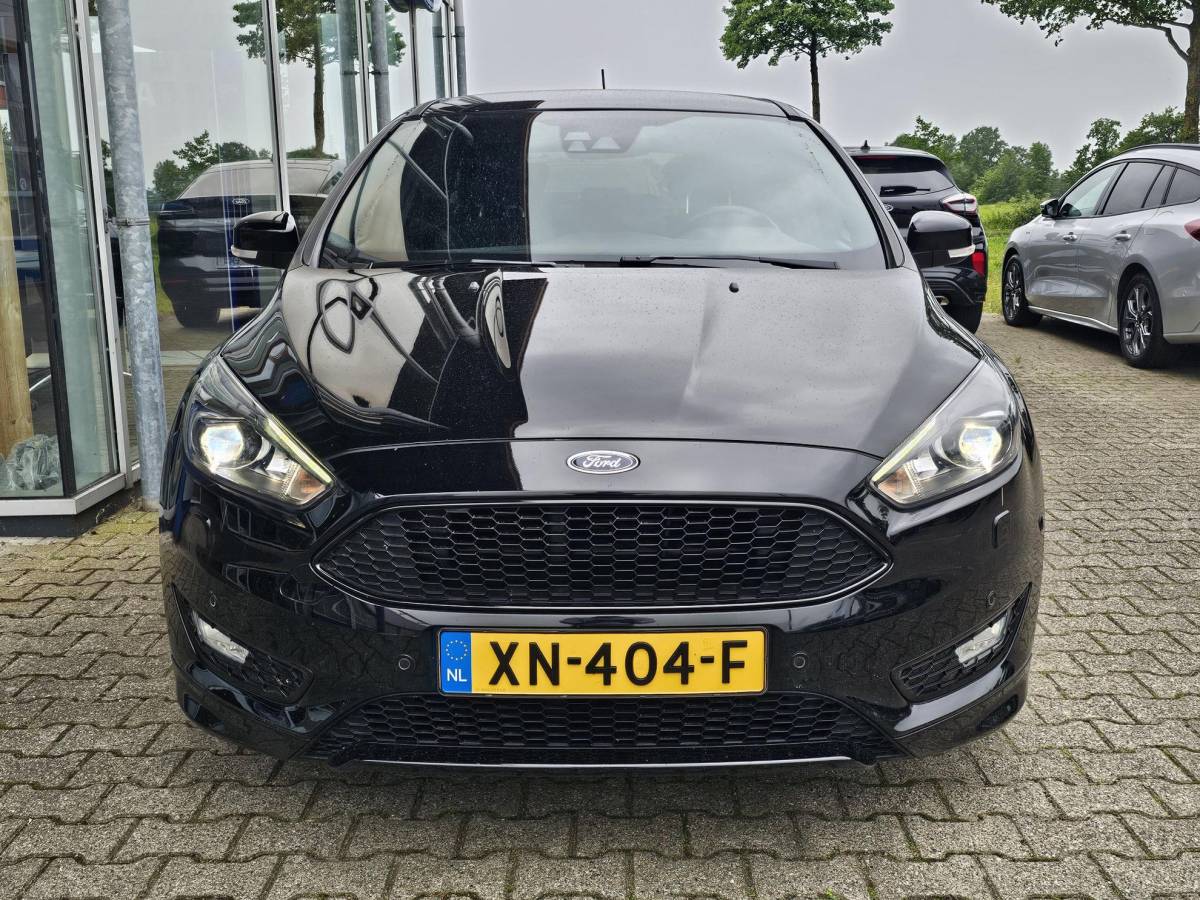 Ford Focus Ford Focus Wagon 1.5 ST Line 182 pk |  | Bi-xenon | Camera | Stuur- en stoelverwarming | 18” velgen | Zéér netjes!