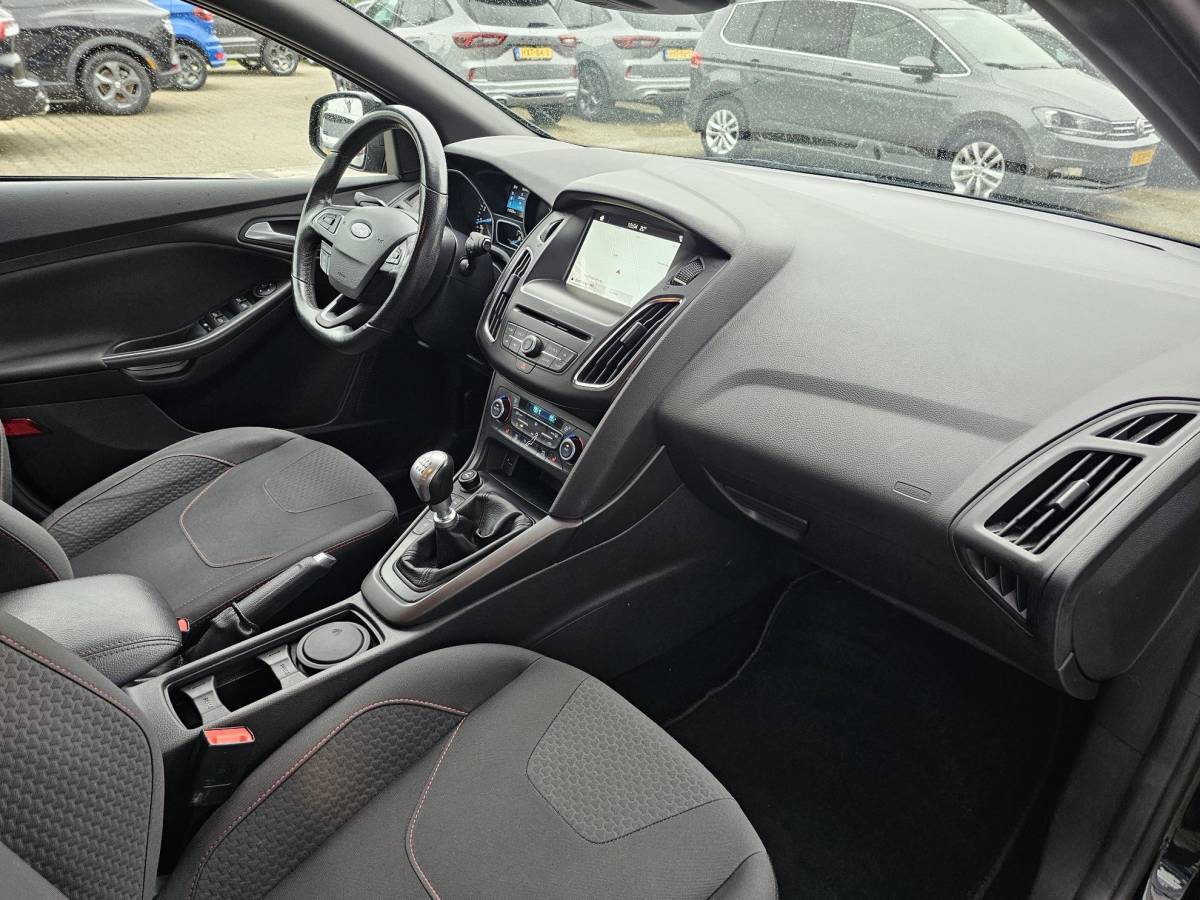 Ford Focus Ford Focus Wagon 1.5 ST Line 182 pk |  | Bi-xenon | Camera | Stuur- en stoelverwarming | 18” velgen | Zéér netjes!