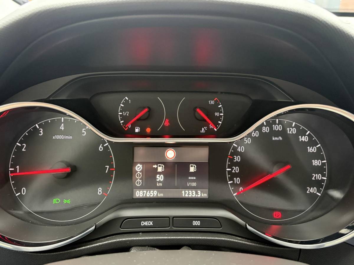 Opel Crossland Opel Crossland 1.2 Edition Trekhaak, Stoel/Stuurverwarming, Parkeersensoren, LED, Halfleder