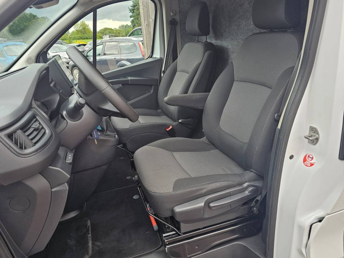Renault Trafic Renault Trafic 2.0 dCi 150PK T29 L1H1 Comfort | Automaat | LED | Trekhaak | Navi | Camera | PDC | App-Connect |