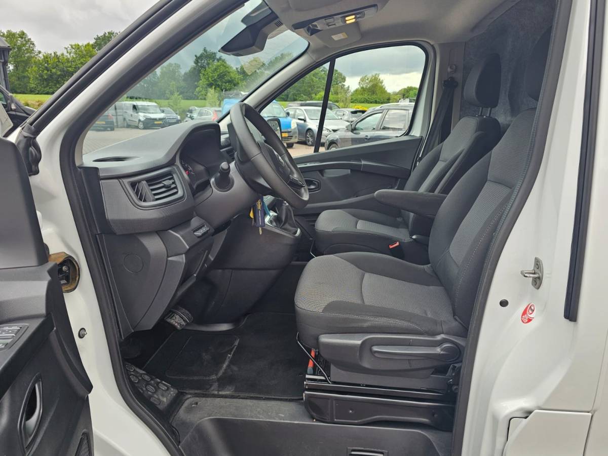 Renault Trafic Renault Trafic 2.0 dCi 150PK T29 L1H1 Comfort | Automaat | LED | Trekhaak | Navi | Camera | PDC | App-Connect |