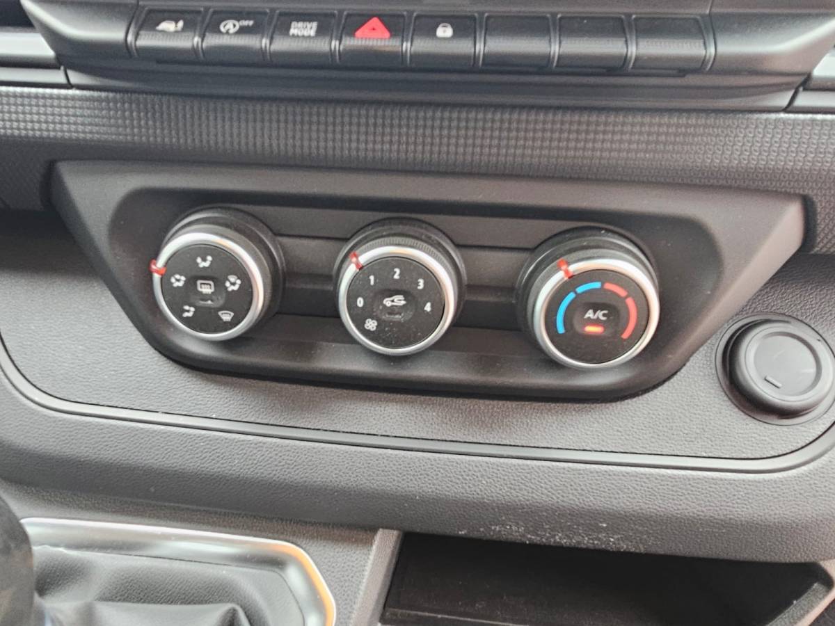 Renault Trafic Renault Trafic 2.0 dCi 150PK T29 L1H1 Comfort | Automaat | LED | Trekhaak | Navi | Camera | PDC | App-Connect |
