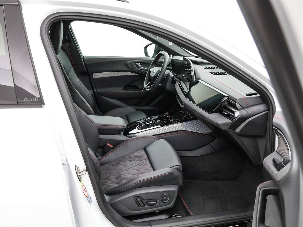Audi A5 Audi A5 Avant 2.0 367pk S-tronic e-hybrid quattro S edition · 360 Camera · Wegklapbare Trekhaak · Bang & Olufsen Audio · Bijrijder Display · Zwart Optiek · 19” Inch · Garantie t/m 26-07-2030 of 100.000