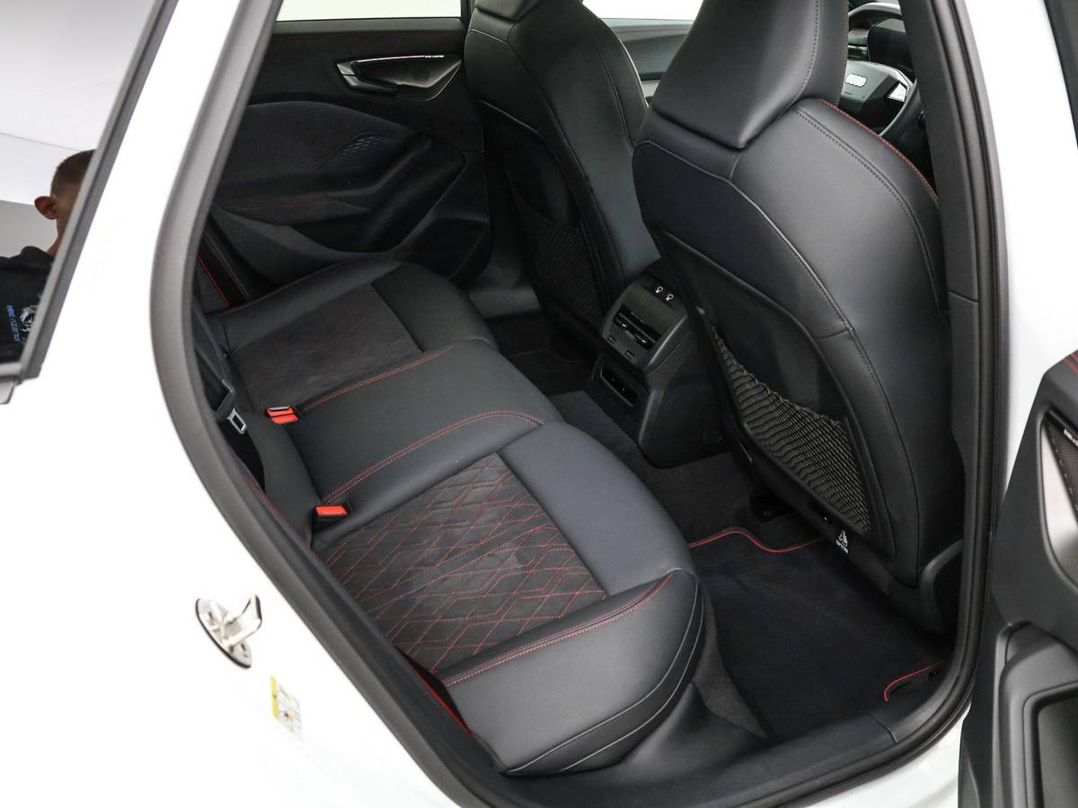 Audi A5 Audi A5 Avant 2.0 367pk S-tronic e-hybrid quattro S edition · 360 Camera · Wegklapbare Trekhaak · Bang & Olufsen Audio · Bijrijder Display · Zwart Optiek · 19” Inch · Garantie t/m 26-07-2030 of 100.000