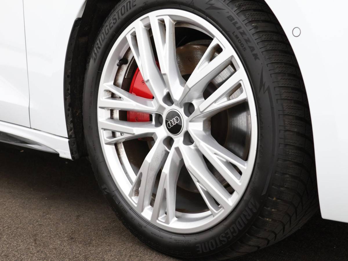 Audi A5 Audi A5 Avant 2.0 367pk S-tronic e-hybrid quattro S edition · 360 Camera · Wegklapbare Trekhaak · Bang & Olufsen Audio · Bijrijder Display · Zwart Optiek · 19” Inch · Garantie t/m 26-07-2030 of 100.000