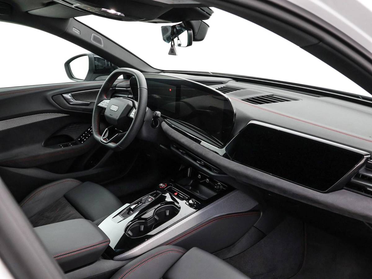 Audi A5 Audi A5 Avant 2.0 367pk S-tronic e-hybrid quattro S edition · 360 Camera · Wegklapbare Trekhaak · Bang & Olufsen Audio · Bijrijder Display · Zwart Optiek · 19” Inch · Garantie t/m 26-07-2030 of 100.000
