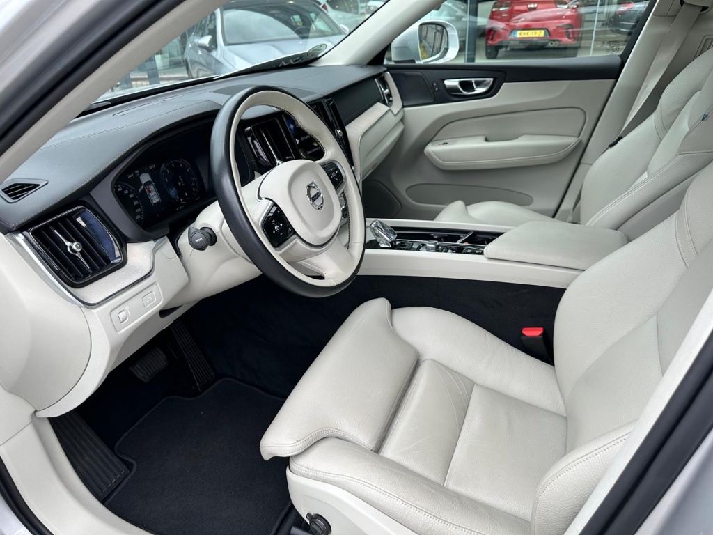 Volvo XC60 Volvo XC60 2.0 B5 AWD Inscription I Leder I Trekhaak I Navigatie I Nieuwsta