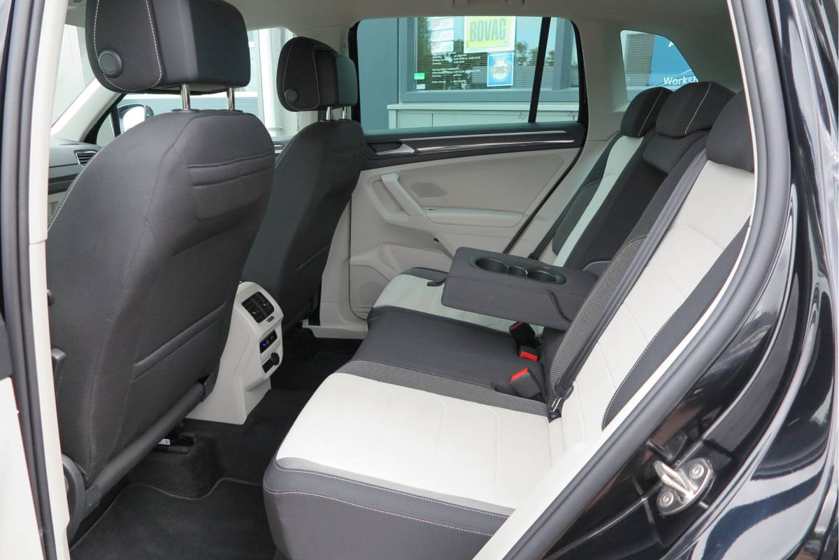 Volkswagen Tiguan Volkswagen Tiguan 1.4 TSI eHybrid Elegance 245pk  DSG ,Led matrix,Virtual cockpit,Trekhaak,Stoelverwarming, Led, DAB+ , PDC, LMV Stuurwiel verwarmd, Carplay etc .