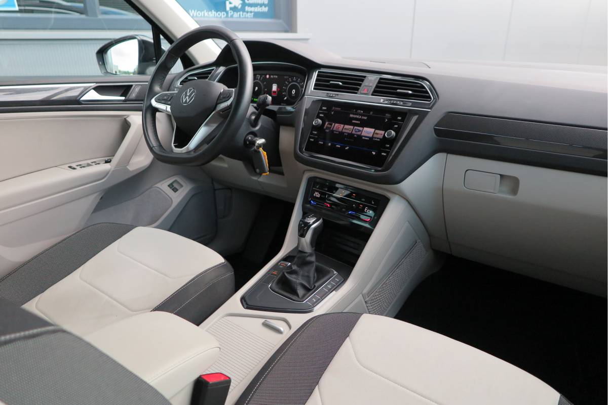 Volkswagen Tiguan Volkswagen Tiguan 1.4 TSI eHybrid Elegance 245pk  DSG ,Led matrix,Virtual cockpit,Trekhaak,Stoelverwarming, Led, DAB+ , PDC, LMV Stuurwiel verwarmd, Carplay etc .