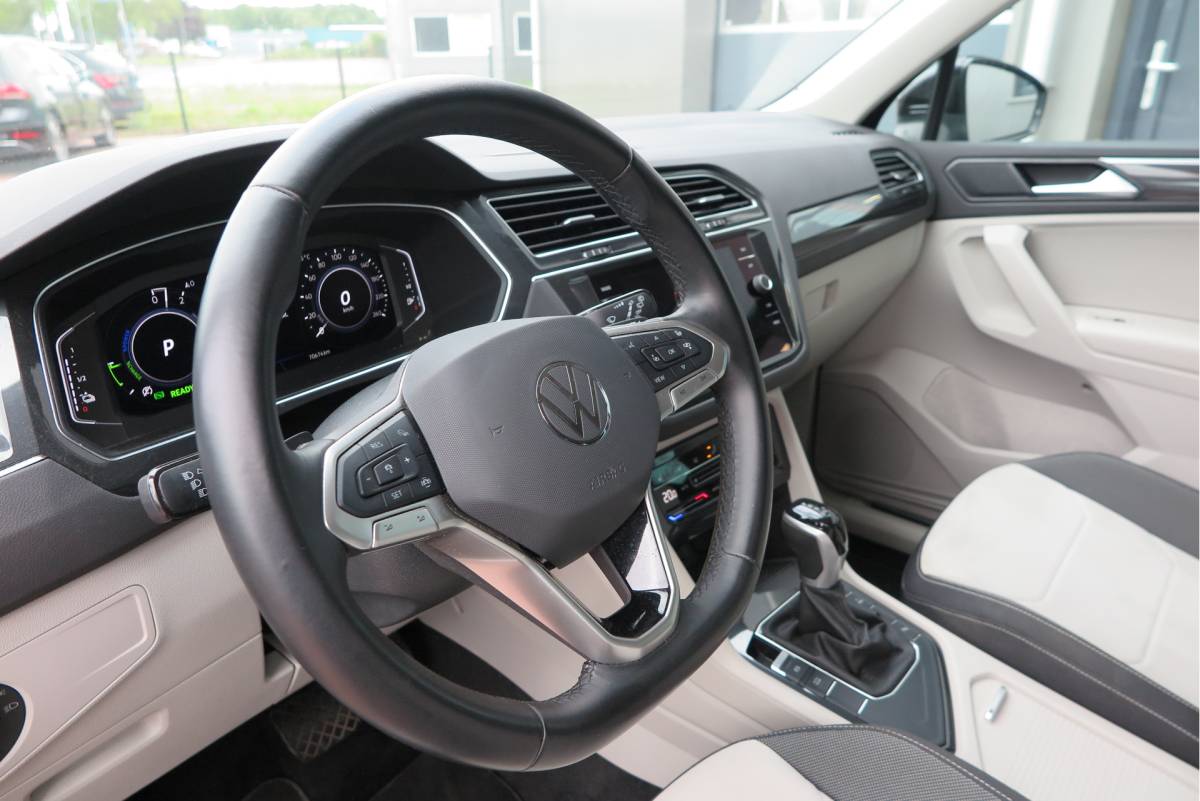 Volkswagen Tiguan Volkswagen Tiguan 1.4 TSI eHybrid Elegance 245pk  DSG ,Led matrix,Virtual cockpit,Trekhaak,Stoelverwarming, Led, DAB+ , PDC, LMV Stuurwiel verwarmd, Carplay etc .