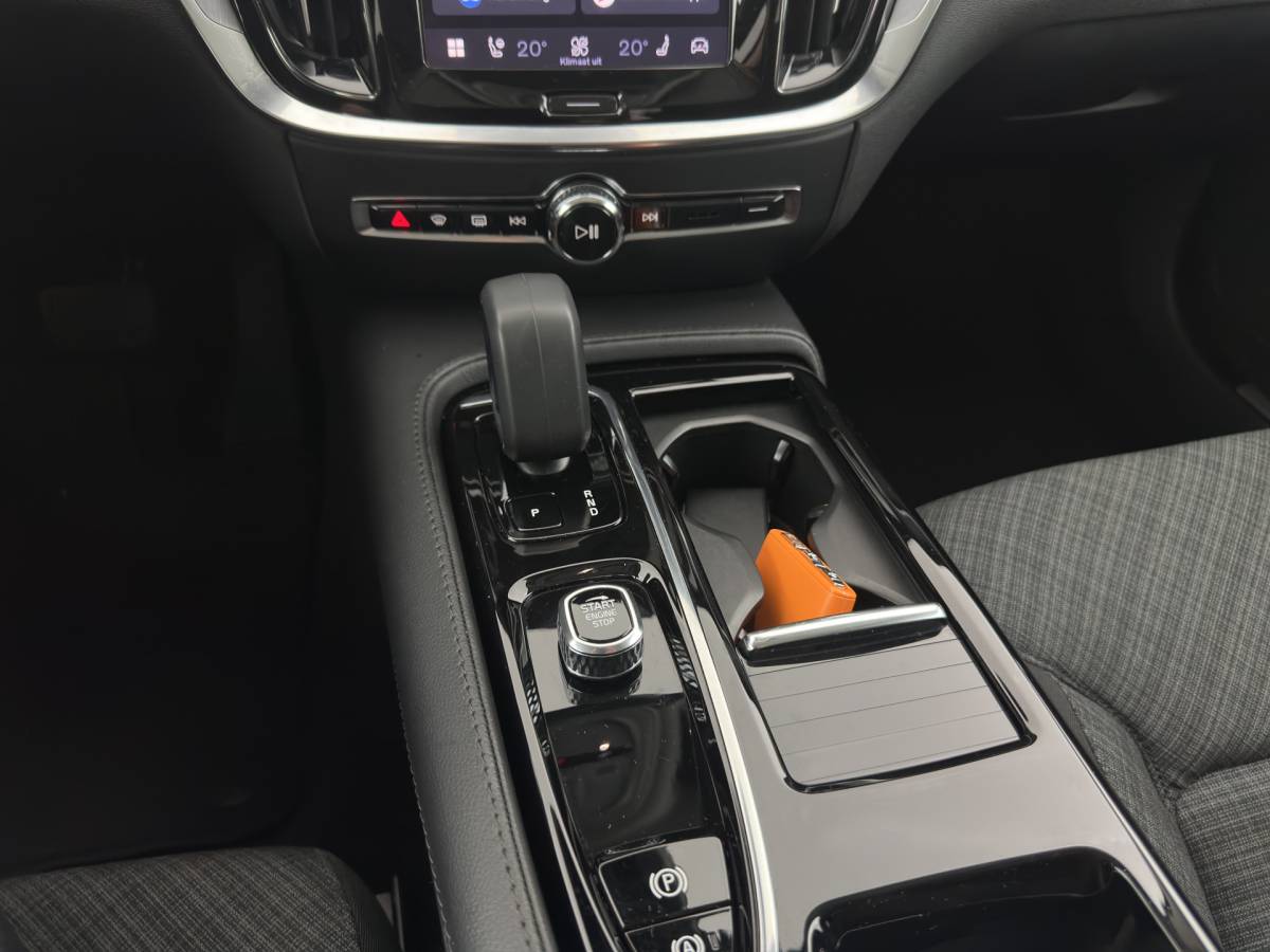 Volvo V60 Volvo V60 2.0 T6 Core Bright AWD (Plug-In) {SoH-97%} (INCL-BTW)  Aut. *FULL-LED | DIGI-COCKPIT | CAMERA | HEATED-COMFORTSEATS | KEYLESS | DAB | PRIVACY-GLASS | CARPLAY | NAVI-FULLMAP | TOWBAR | 18”ALU*
