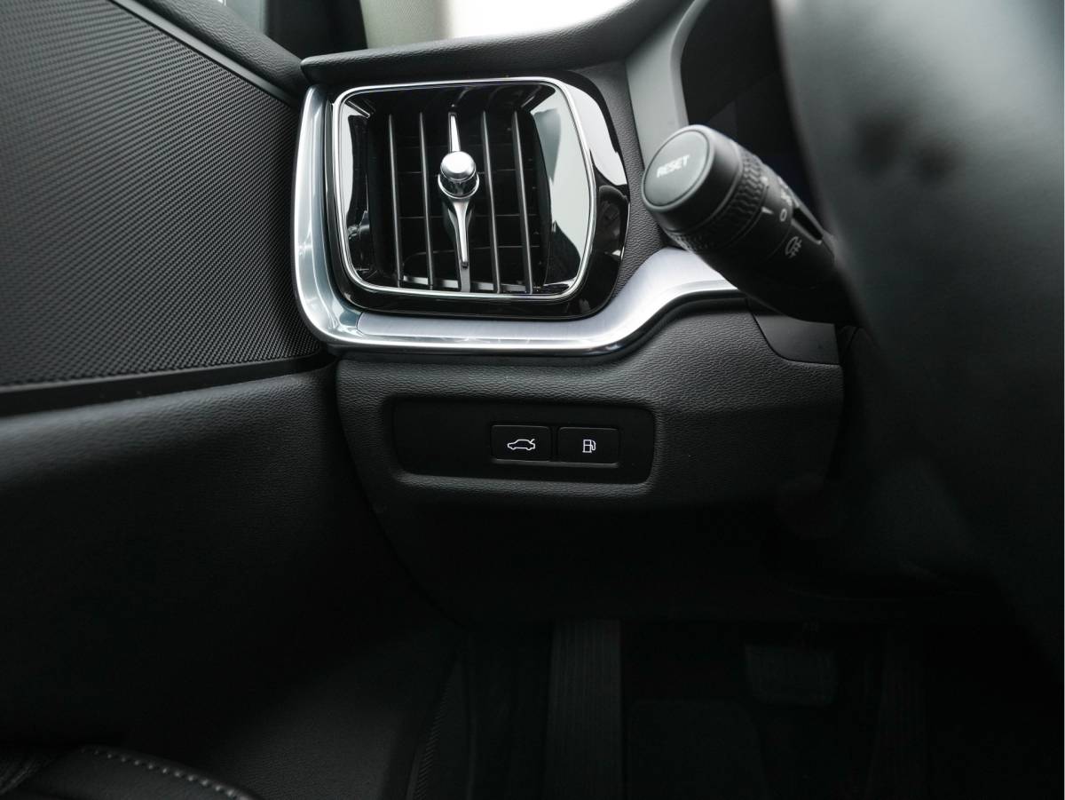 Volvo V60 Volvo V60 2.0 T6 Core Bright AWD (Plug-In) {SoH-97%} (INCL-BTW)  Aut. *FULL-LED | DIGI-COCKPIT | CAMERA | HEATED-COMFORTSEATS | KEYLESS | DAB | PRIVACY-GLASS | CARPLAY | NAVI-FULLMAP | TOWBAR | 18”ALU*