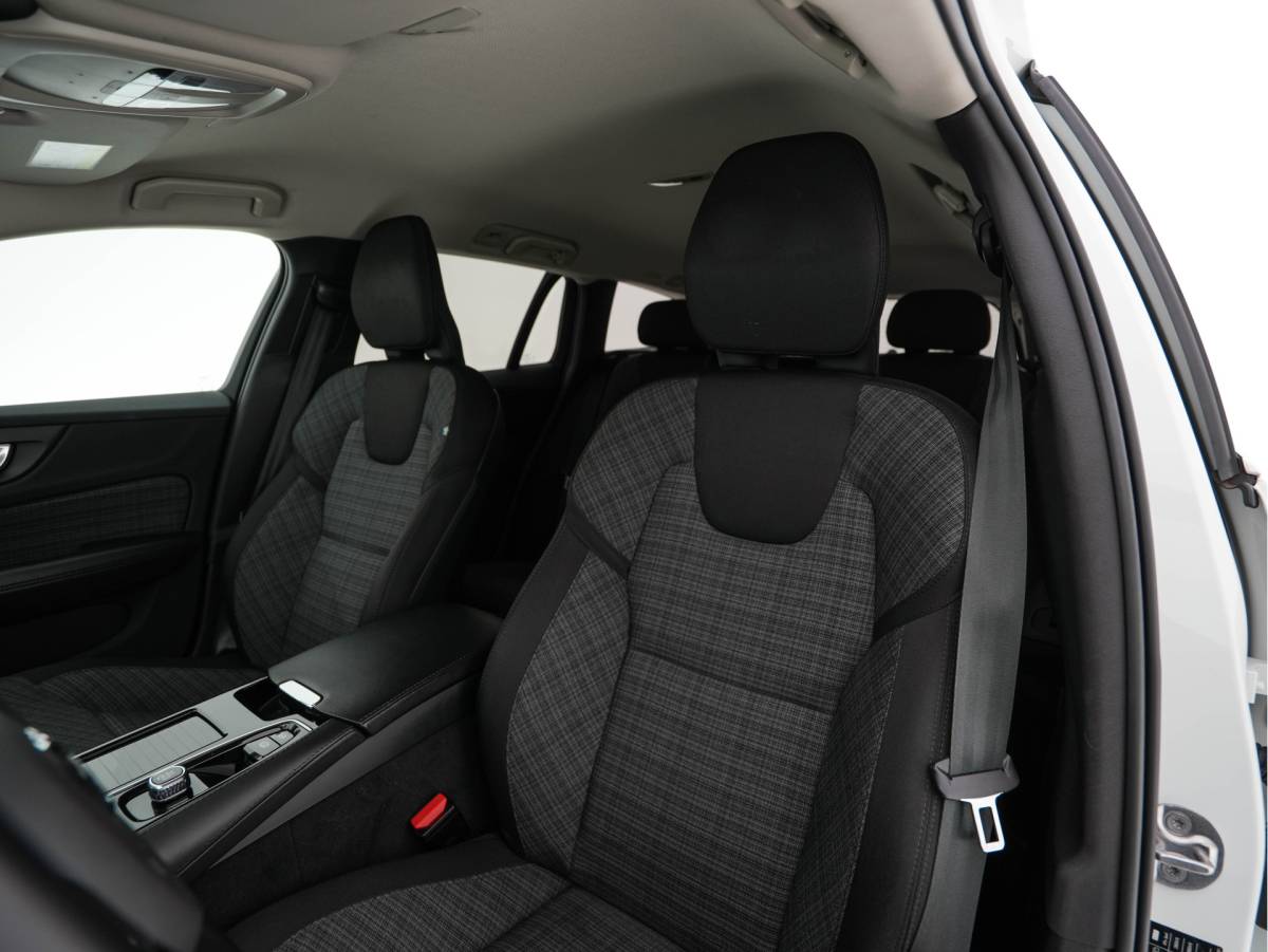 Volvo V60 Volvo V60 2.0 T6 Core Bright AWD (Plug-In) {SoH-97%} (INCL-BTW)  Aut. *FULL-LED | DIGI-COCKPIT | CAMERA | HEATED-COMFORTSEATS | KEYLESS | DAB | PRIVACY-GLASS | CARPLAY | NAVI-FULLMAP | TOWBAR | 18”ALU*