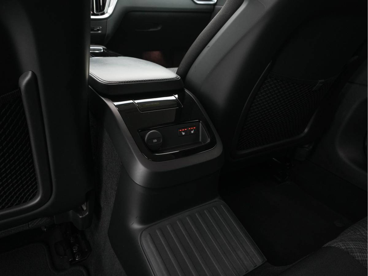 Volvo V60 Volvo V60 2.0 T6 Core Bright AWD (Plug-In) {SoH-97%} (INCL-BTW)  Aut. *FULL-LED | DIGI-COCKPIT | CAMERA | HEATED-COMFORTSEATS | KEYLESS | DAB | PRIVACY-GLASS | CARPLAY | NAVI-FULLMAP | TOWBAR | 18”ALU*