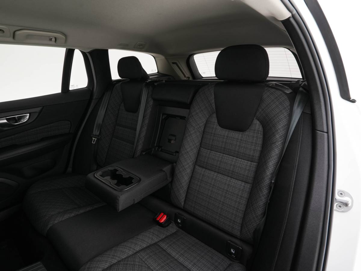 Volvo V60 Volvo V60 2.0 T6 Core Bright AWD (Plug-In) {SoH-97%} (INCL-BTW)  Aut. *FULL-LED | DIGI-COCKPIT | CAMERA | HEATED-COMFORTSEATS | KEYLESS | DAB | PRIVACY-GLASS | CARPLAY | NAVI-FULLMAP | TOWBAR | 18”ALU*