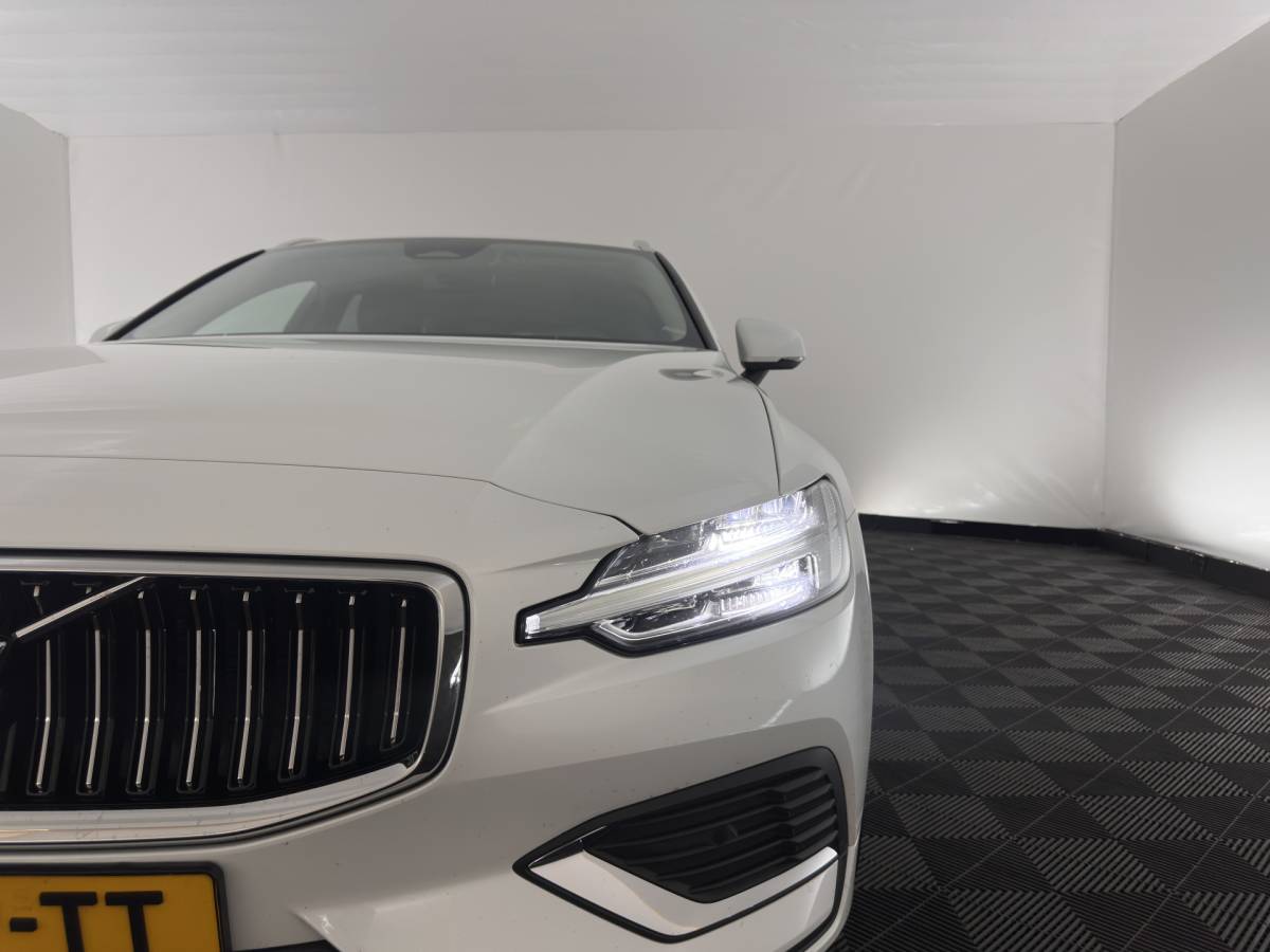 Volvo V60 Volvo V60 2.0 T6 Core Bright AWD (Plug-In) {SoH-97%} (INCL-BTW)  Aut. *FULL-LED | DIGI-COCKPIT | CAMERA | HEATED-COMFORTSEATS | KEYLESS | DAB | PRIVACY-GLASS | CARPLAY | NAVI-FULLMAP | TOWBAR | 18”ALU*