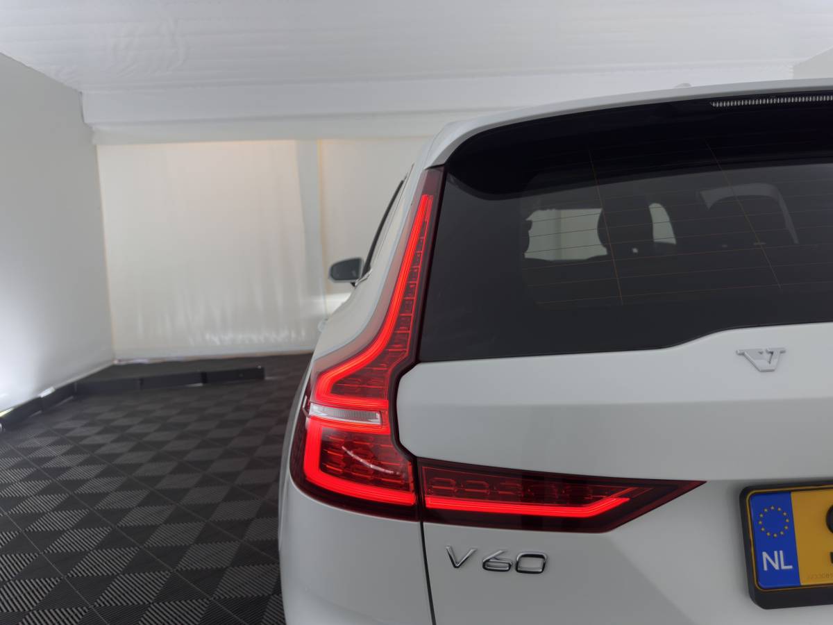 Volvo V60 Volvo V60 2.0 T6 Core Bright AWD (Plug-In) {SoH-97%} (INCL-BTW)  Aut. *FULL-LED | DIGI-COCKPIT | CAMERA | HEATED-COMFORTSEATS | KEYLESS | DAB | PRIVACY-GLASS | CARPLAY | NAVI-FULLMAP | TOWBAR | 18”ALU*