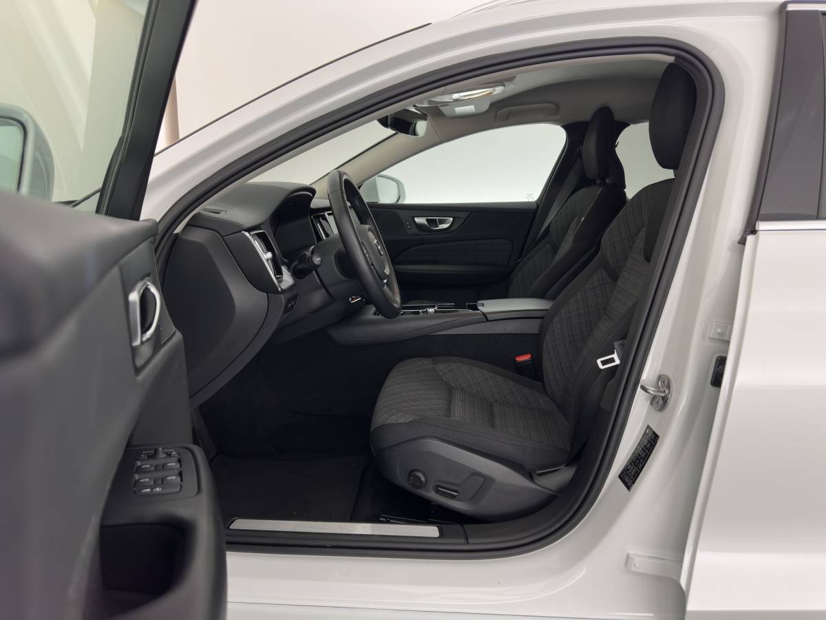 Volvo V60 Volvo V60 2.0 T6 Core Bright AWD (Plug-In) {SoH-97%} (INCL-BTW)  Aut. *FULL-LED | DIGI-COCKPIT | CAMERA | HEATED-COMFORTSEATS | KEYLESS | DAB | PRIVACY-GLASS | CARPLAY | NAVI-FULLMAP | TOWBAR | 18”ALU*