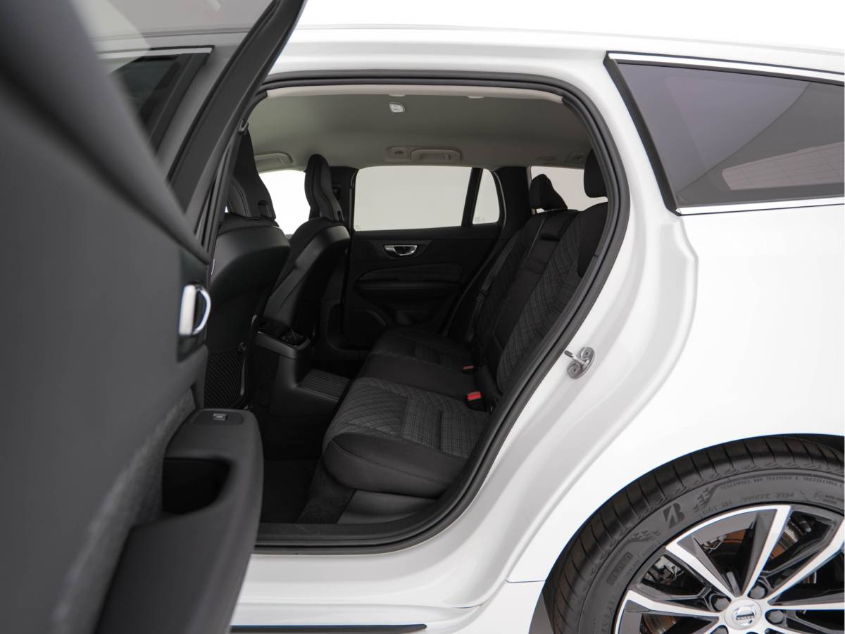 Volvo V60 Volvo V60 2.0 T6 Core Bright AWD (Plug-In) {SoH-97%} (INCL-BTW)  Aut. *FULL-LED | DIGI-COCKPIT | CAMERA | HEATED-COMFORTSEATS | KEYLESS | DAB | PRIVACY-GLASS | CARPLAY | NAVI-FULLMAP | TOWBAR | 18”ALU*