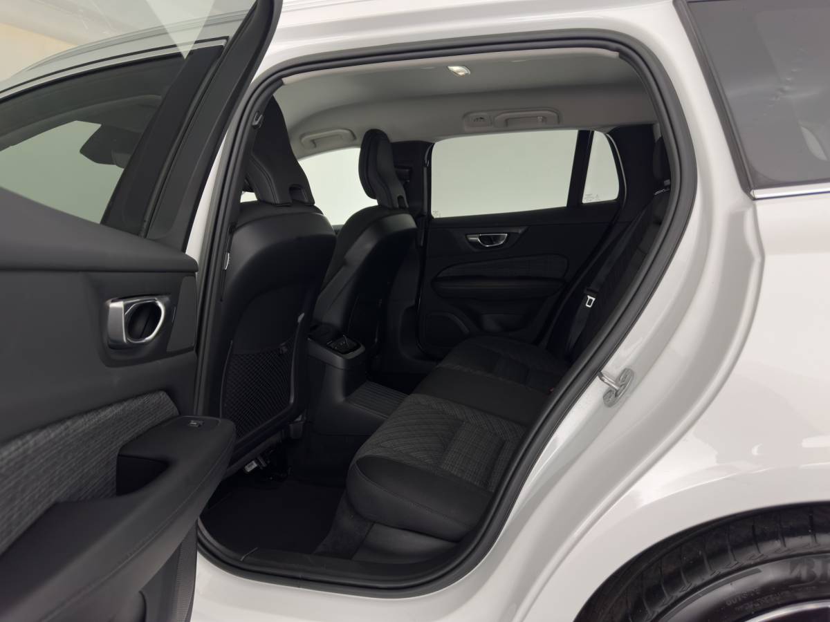 Volvo V60 Volvo V60 2.0 T6 Core Bright AWD (Plug-In) {SoH-97%} (INCL-BTW)  Aut. *FULL-LED | DIGI-COCKPIT | CAMERA | HEATED-COMFORTSEATS | KEYLESS | DAB | PRIVACY-GLASS | CARPLAY | NAVI-FULLMAP | TOWBAR | 18”ALU*