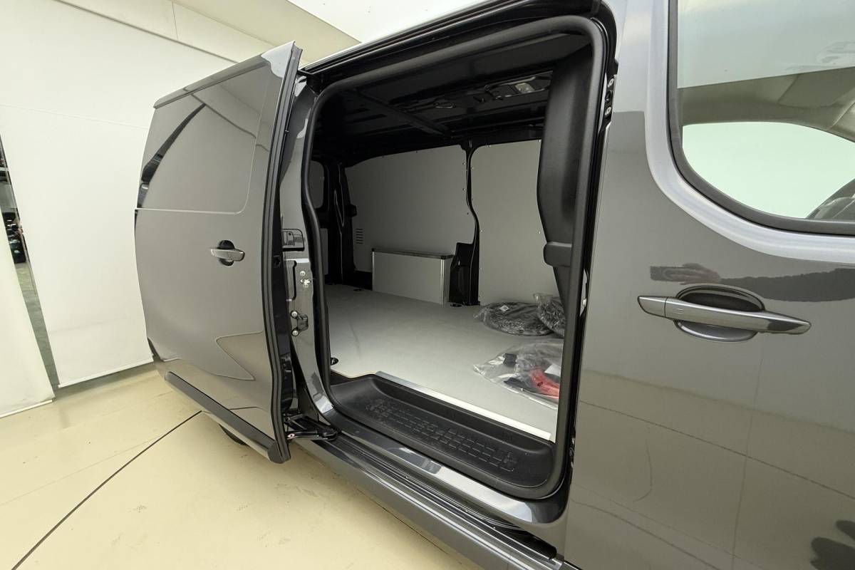 Opel Vivaro-e Opel Vivaro Electric L3 75 kWh | DEMO | Lederen bekleding | STX pakket | Navigatie | Stoelverwarming | Keyless | Laadruimte betimmering | Camera | Lichtmetalen velgen black