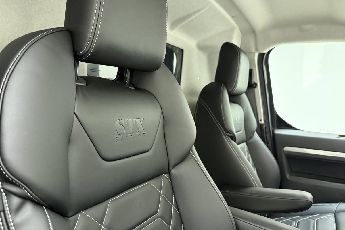 Opel Vivaro-e Opel Vivaro Electric L3 75 kWh | DEMO | Lederen bekleding | STX pakket | Navigatie | Stoelverwarming | Keyless | Laadruimte betimmering | Camera | Lichtmetalen velgen black