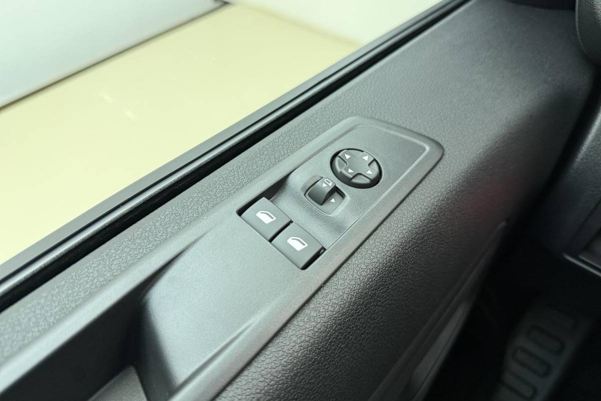 Opel Vivaro-e Opel Vivaro Electric L3 75 kWh | DEMO | Lederen bekleding | STX pakket | Navigatie | Stoelverwarming | Keyless | Laadruimte betimmering | Camera | Lichtmetalen velgen black