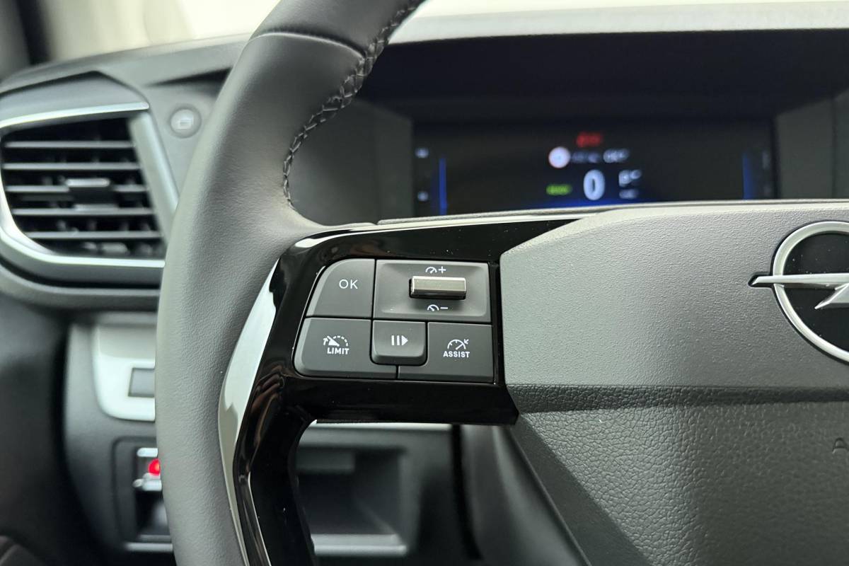 Opel Vivaro-e Opel Vivaro Electric L3 75 kWh | DEMO | Lederen bekleding | STX pakket | Navigatie | Stoelverwarming | Keyless | Laadruimte betimmering | Camera | Lichtmetalen velgen black