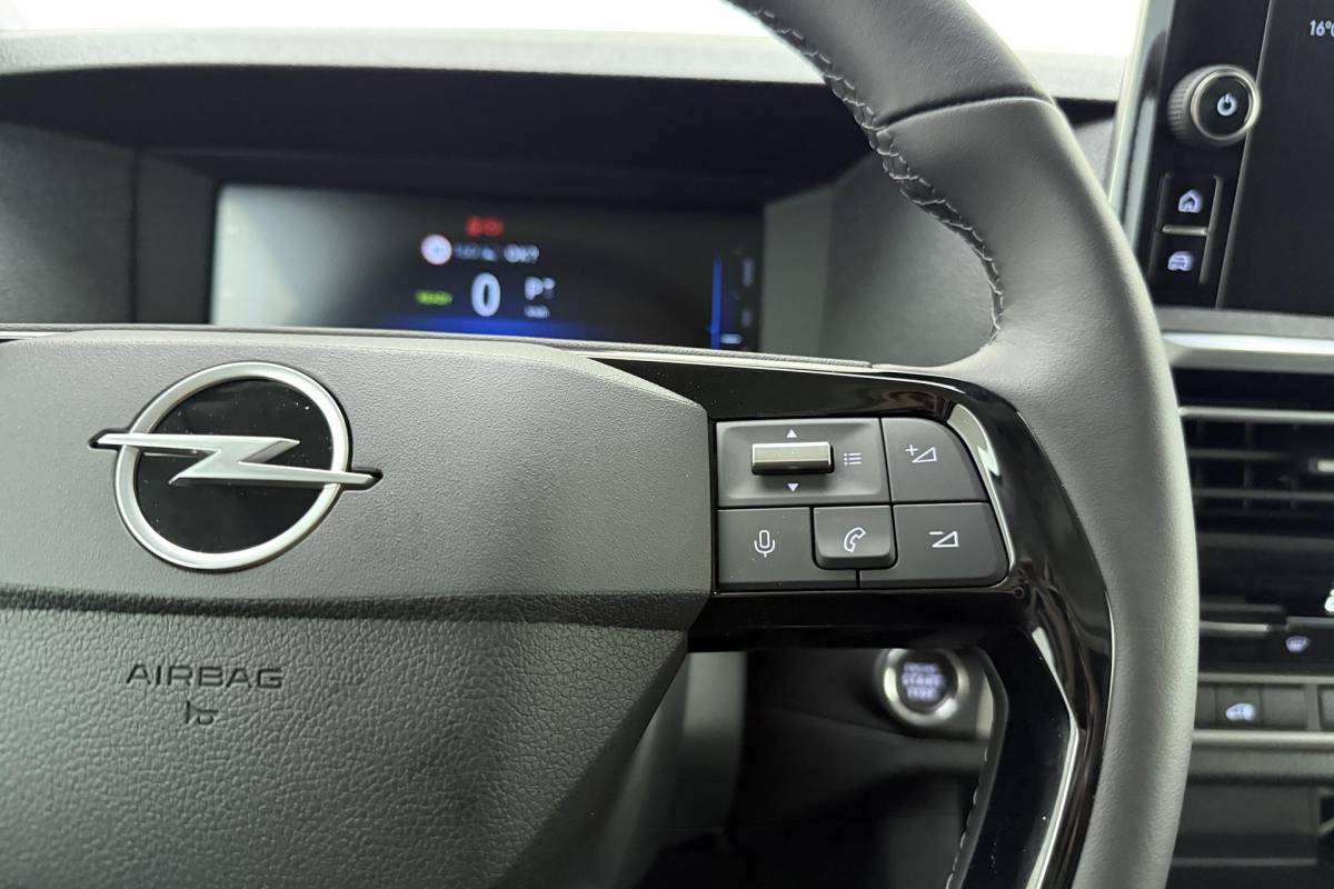 Opel Vivaro-e Opel Vivaro Electric L3 75 kWh | DEMO | Lederen bekleding | STX pakket | Navigatie | Stoelverwarming | Keyless | Laadruimte betimmering | Camera | Lichtmetalen velgen black