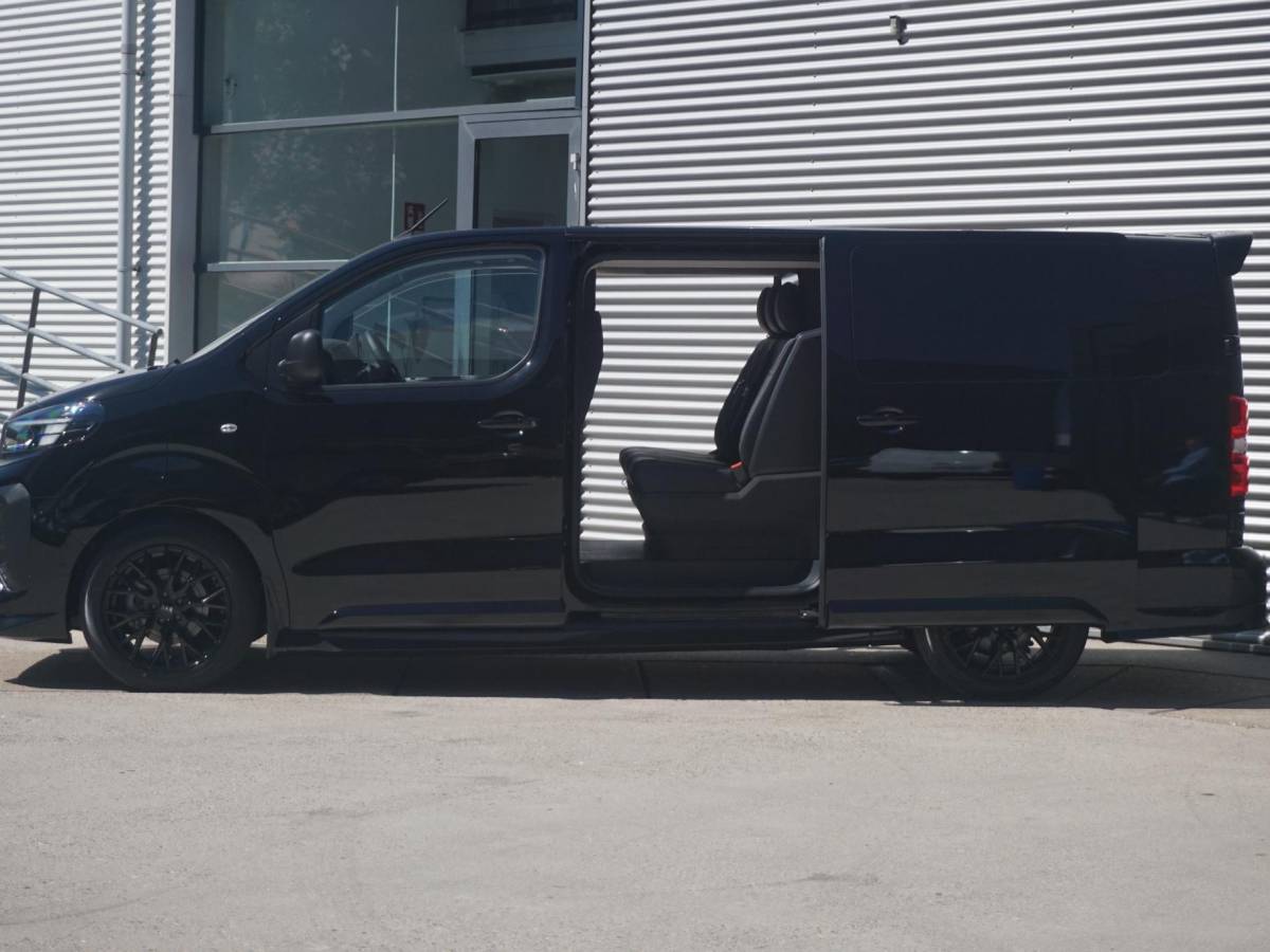 Opel Vivaro-e Opel Vivaro-e Dubbele Cabine 75kWh | STX Sport | Mooiste  bus van NL (!) | Lederen bekleding | Spoilerpakket | 18 inch Lichtmetalen velgen | Dynamic Comfort NAV Pakket | Winterpakket | 2x schuifdeur | Betimmering | Comfortstoelen |