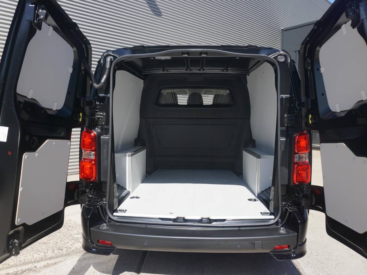 Opel Vivaro-e Opel Vivaro-e Dubbele Cabine 75kWh | STX Sport | Mooiste  bus van NL (!) | Lederen bekleding | Spoilerpakket | 18 inch Lichtmetalen velgen | Dynamic Comfort NAV Pakket | Winterpakket | 2x schuifdeur | Betimmering | Comfortstoelen |