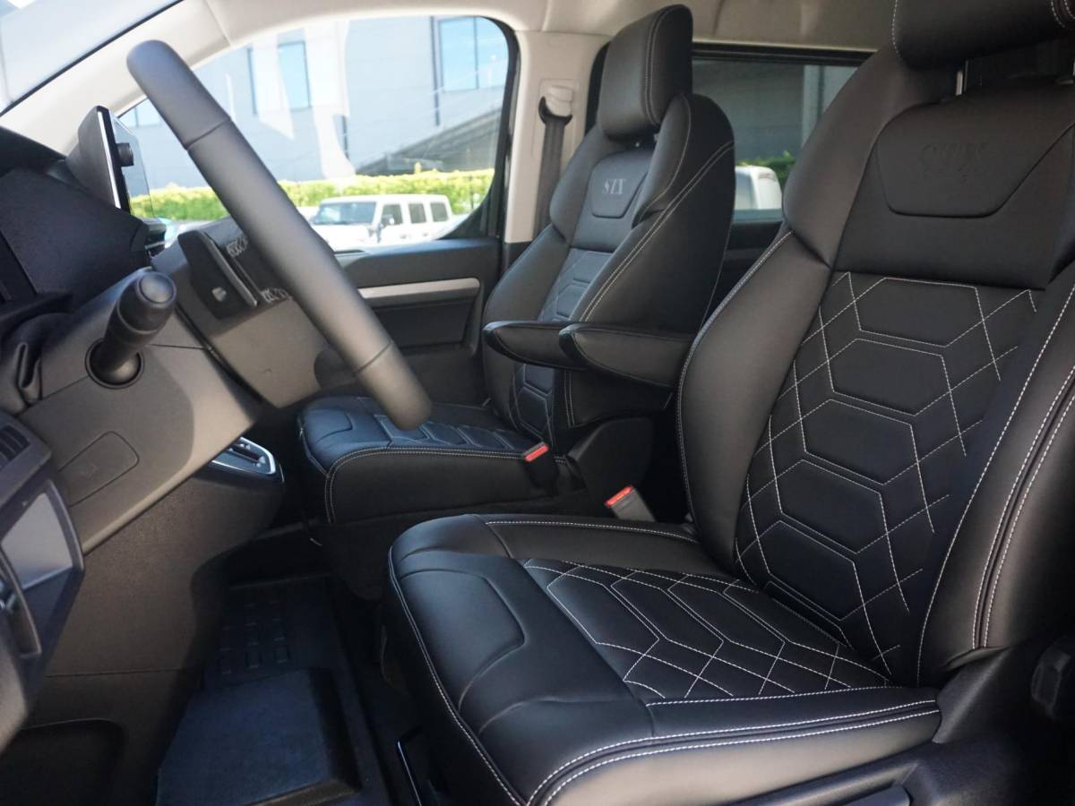 Opel Vivaro-e Opel Vivaro-e Dubbele Cabine 75kWh | STX Sport | Mooiste  bus van NL (!) | Lederen bekleding | Spoilerpakket | 18 inch Lichtmetalen velgen | Dynamic Comfort NAV Pakket | Winterpakket | 2x schuifdeur | Betimmering | Comfortstoelen |