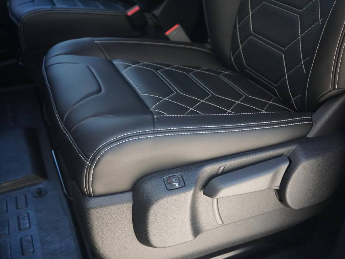 Opel Vivaro-e Opel Vivaro-e Dubbele Cabine 75kWh | STX Sport | Mooiste  bus van NL (!) | Lederen bekleding | Spoilerpakket | 18 inch Lichtmetalen velgen | Dynamic Comfort NAV Pakket | Winterpakket | 2x schuifdeur | Betimmering | Comfortstoelen |