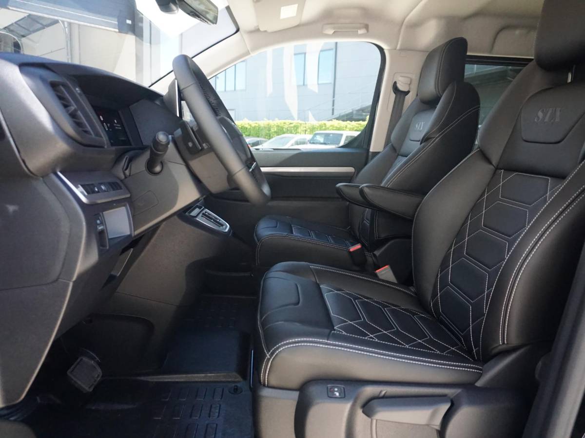 Opel Vivaro-e Opel Vivaro-e Dubbele Cabine 75kWh | STX Sport | Mooiste  bus van NL (!) | Lederen bekleding | Spoilerpakket | 18 inch Lichtmetalen velgen | Dynamic Comfort NAV Pakket | Winterpakket | 2x schuifdeur | Betimmering | Comfortstoelen |