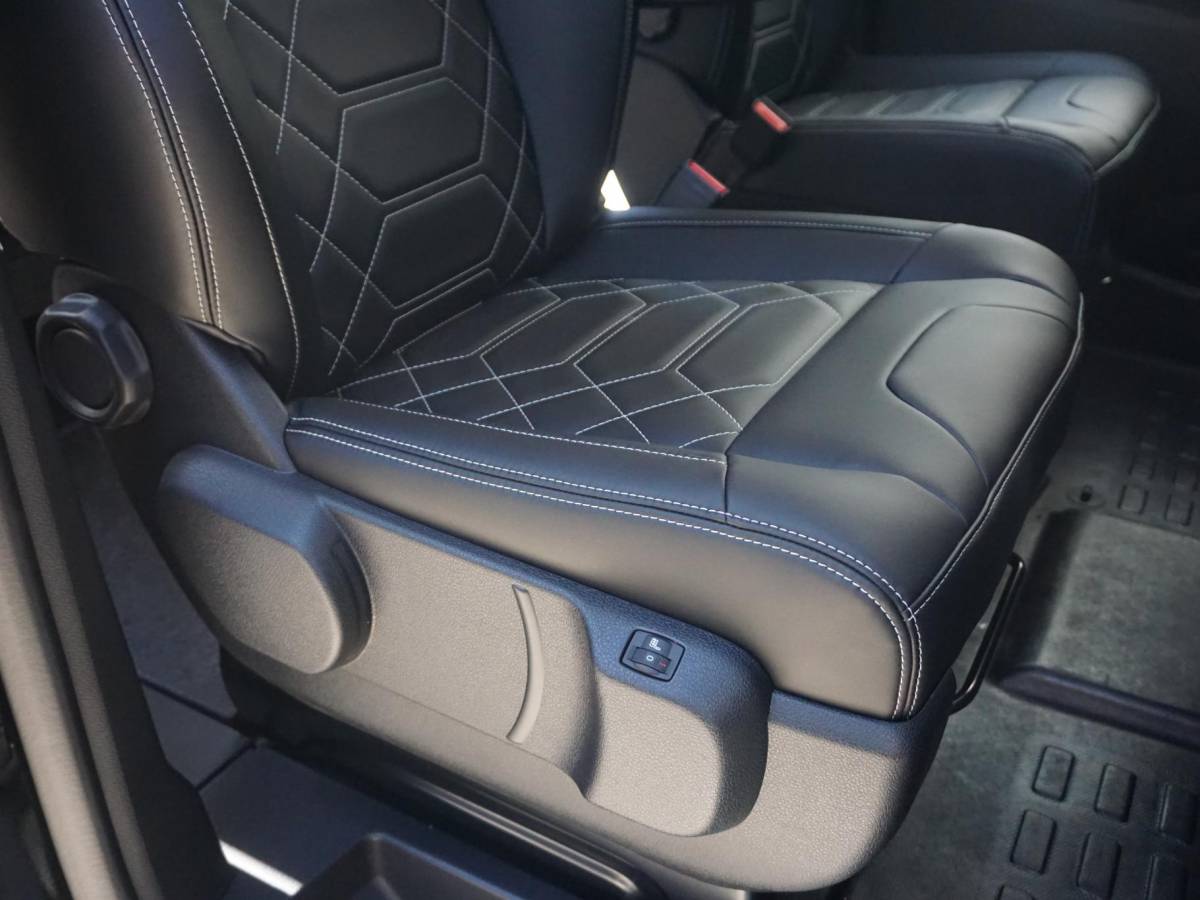 Opel Vivaro-e Opel Vivaro-e Dubbele Cabine 75kWh | STX Sport | Mooiste  bus van NL (!) | Lederen bekleding | Spoilerpakket | 18 inch Lichtmetalen velgen | Dynamic Comfort NAV Pakket | Winterpakket | 2x schuifdeur | Betimmering | Comfortstoelen |