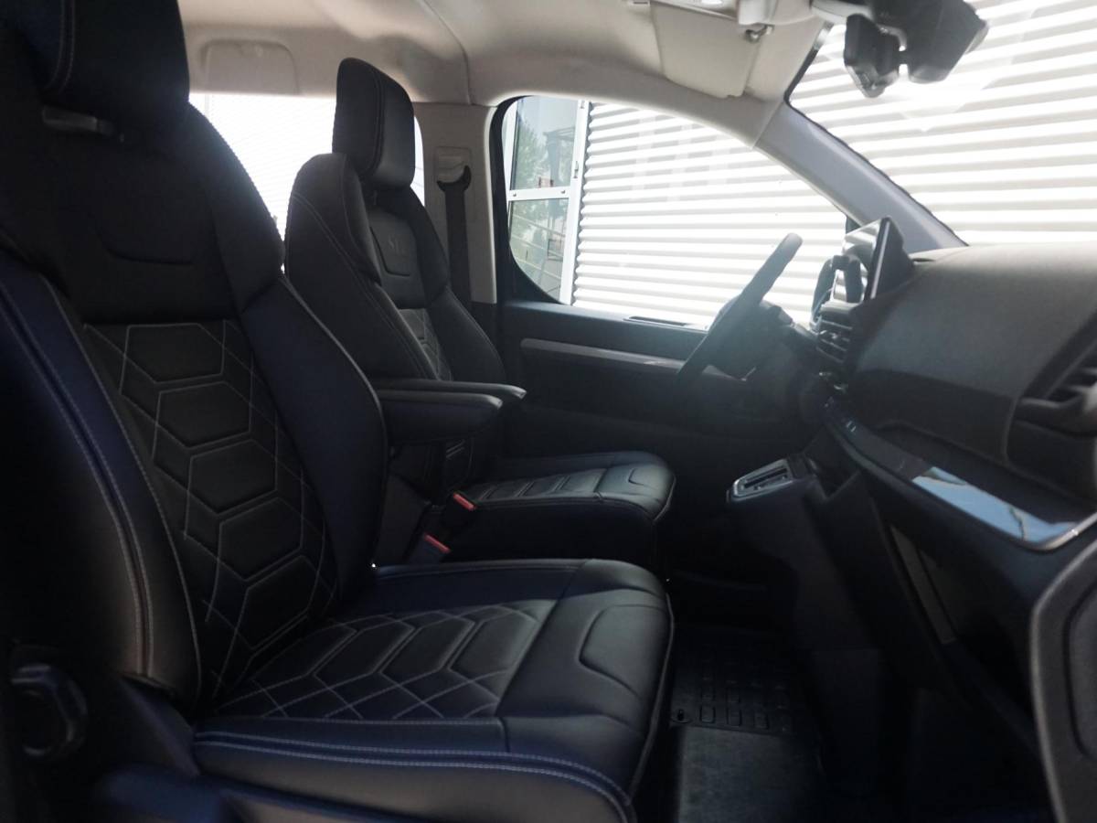 Opel Vivaro-e Opel Vivaro-e Dubbele Cabine 75kWh | STX Sport | Mooiste  bus van NL (!) | Lederen bekleding | Spoilerpakket | 18 inch Lichtmetalen velgen | Dynamic Comfort NAV Pakket | Winterpakket | 2x schuifdeur | Betimmering | Comfortstoelen |