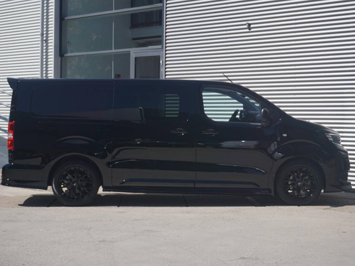 Opel Vivaro-e Opel Vivaro-e Dubbele Cabine 75kWh | STX Sport | Mooiste  bus van NL (!) | Lederen bekleding | Spoilerpakket | 18 inch Lichtmetalen velgen | Dynamic Comfort NAV Pakket | Winterpakket | 2x schuifdeur | Betimmering | Comfortstoelen |