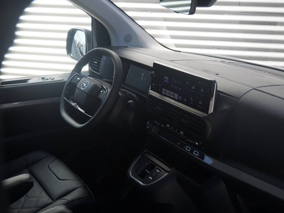 Opel Vivaro-e Opel Vivaro-e Dubbele Cabine 75kWh | STX Sport | Mooiste  bus van NL (!) | Lederen bekleding | Spoilerpakket | 18 inch Lichtmetalen velgen | Dynamic Comfort NAV Pakket | Winterpakket | 2x schuifdeur | Betimmering | Comfortstoelen |