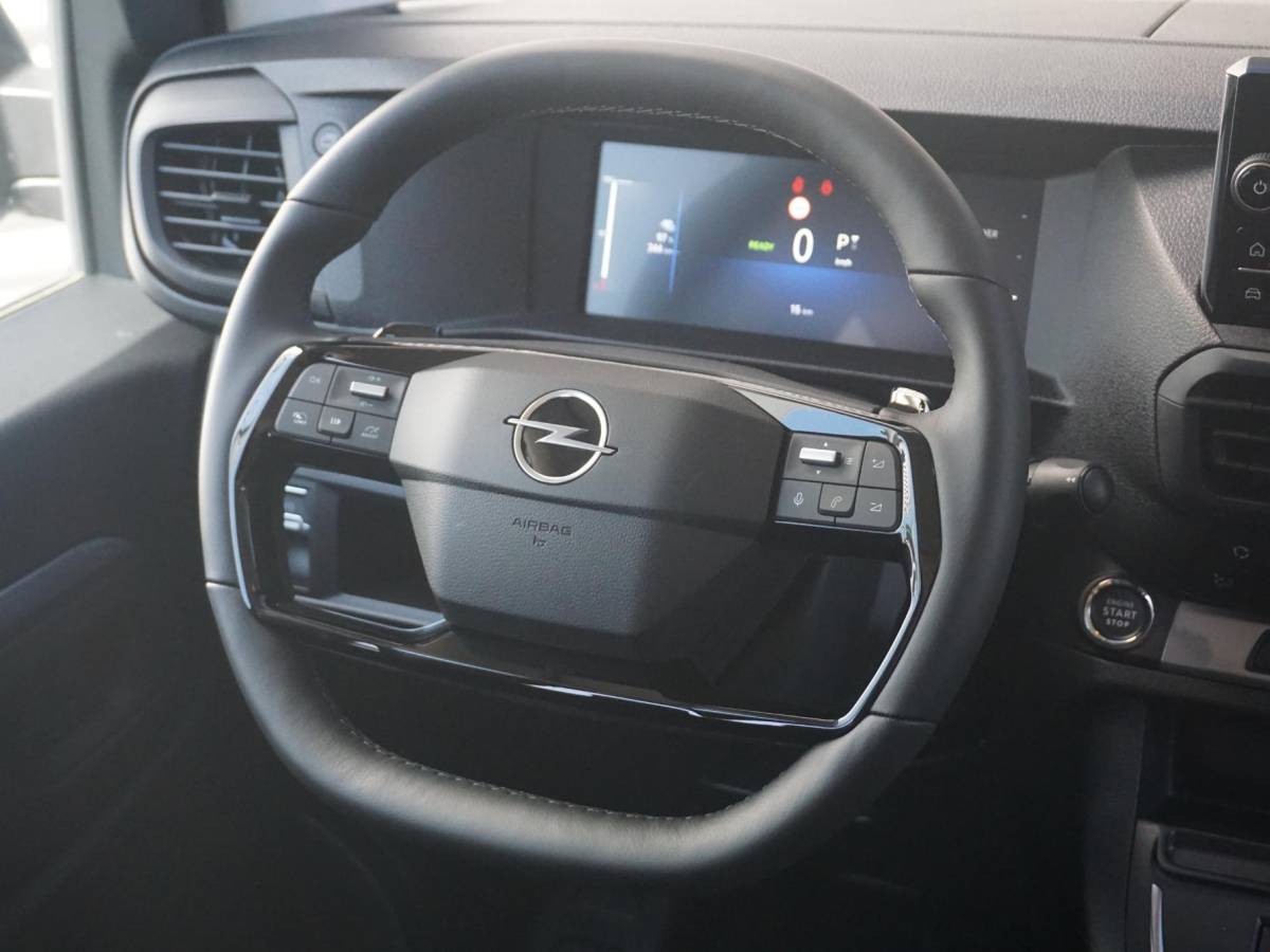 Opel Vivaro-e Opel Vivaro-e Dubbele Cabine 75kWh | STX Sport | Mooiste  bus van NL (!) | Lederen bekleding | Spoilerpakket | 18 inch Lichtmetalen velgen | Dynamic Comfort NAV Pakket | Winterpakket | 2x schuifdeur | Betimmering | Comfortstoelen |
