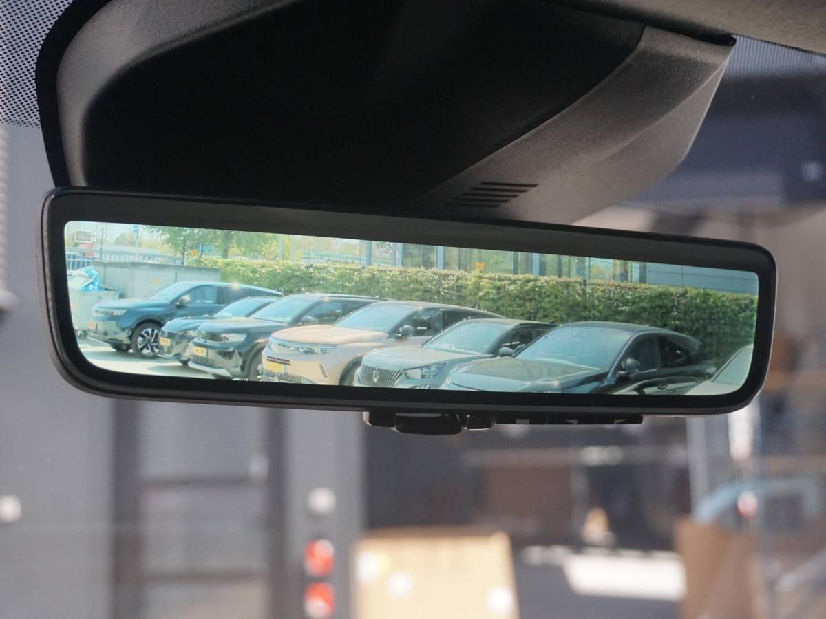Opel Vivaro-e Opel Vivaro-e Dubbele Cabine 75kWh | STX Sport | Mooiste  bus van NL (!) | Lederen bekleding | Spoilerpakket | 18 inch Lichtmetalen velgen | Dynamic Comfort NAV Pakket | Winterpakket | 2x schuifdeur | Betimmering | Comfortstoelen |
