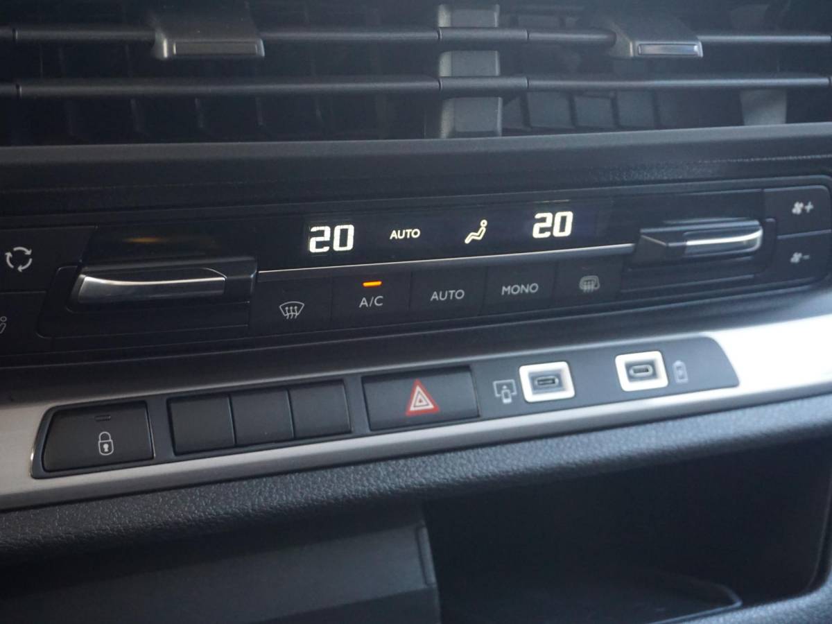 Opel Vivaro-e Opel Vivaro-e Dubbele Cabine 75kWh | STX Sport | Mooiste  bus van NL (!) | Lederen bekleding | Spoilerpakket | 18 inch Lichtmetalen velgen | Dynamic Comfort NAV Pakket | Winterpakket | 2x schuifdeur | Betimmering | Comfortstoelen |