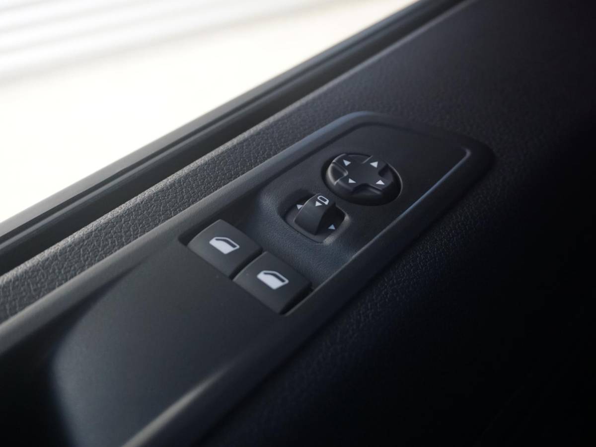 Opel Vivaro-e Opel Vivaro-e Dubbele Cabine 75kWh | STX Sport | Mooiste  bus van NL (!) | Lederen bekleding | Spoilerpakket | 18 inch Lichtmetalen velgen | Dynamic Comfort NAV Pakket | Winterpakket | 2x schuifdeur | Betimmering | Comfortstoelen |