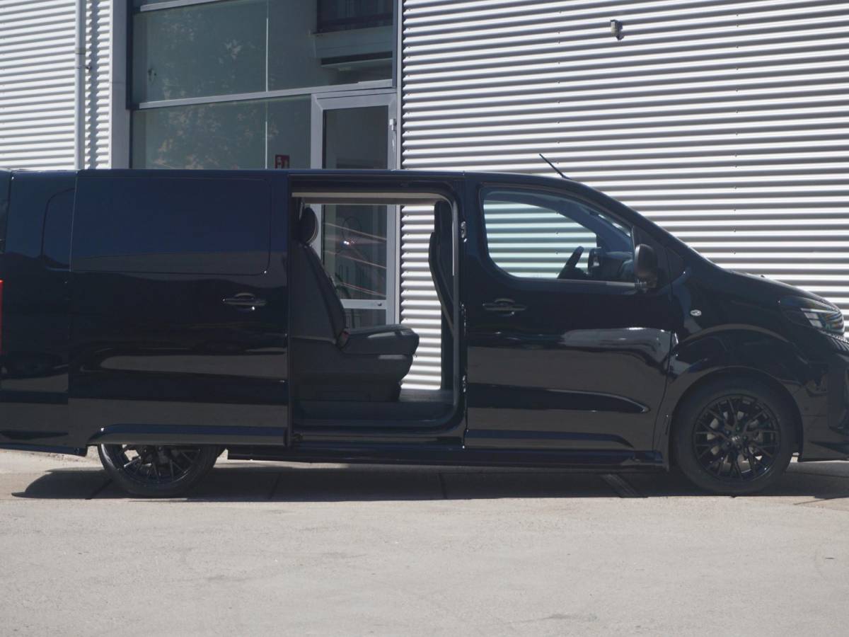 Opel Vivaro-e Opel Vivaro-e Dubbele Cabine 75kWh | STX Sport | Mooiste  bus van NL (!) | Lederen bekleding | Spoilerpakket | 18 inch Lichtmetalen velgen | Dynamic Comfort NAV Pakket | Winterpakket | 2x schuifdeur | Betimmering | Comfortstoelen |
